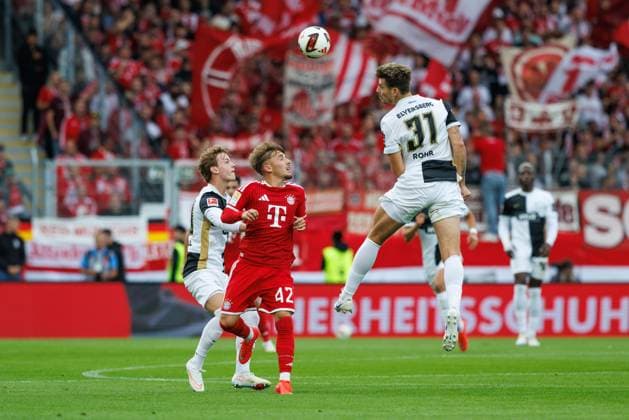 Lennart Karl of FC Bayern Munich in a tackle with Cole Campbell of SV 07 Elversberg and Maximilian Rohr of SV 07 Elversberg, Action: SV Elversberg vs. FC Bayern Munich, Soccer, Bundesliga 1, Matchday 3, 2026–2027 season, September 13, 2026, SV Elversberg vs. FC Bayern Munich, soccer, Bundesliga 1, Matchday 3, 2026–2027 season, September 13, 2026 Copyright: xEibnerxPressefotox EP_ANS