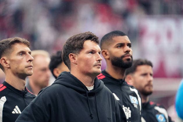 German Soccer Bundesliga 2026–2027, Matchday 3: RB Leipzig vs. Hamburger SV at Red Bull Arena, Leipzig—Gestures, Body Language, Emotion—Merlin Polzin, Coach of Hamburger SV Copyright: xAymanxAlahmedx
