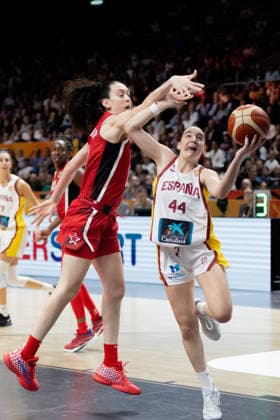 USA Vs Spain in Berlin, Germany - 12 Sep 2026 Iyana Martín (R) of Spain and Breanna Stewart (L) of USA seen in action during the semifinal of the 2026 FIBA Women’s World Cup between Spain and USA at Uber Arena. Final score: USA 86 – 64 Spain. Berlin Germany Copyright: xNicholasxMullerx xSOPAxImagesx FIBAWWCUSASPAIN(11)