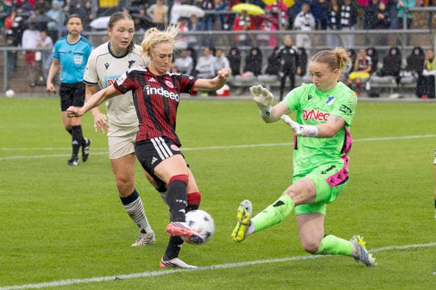 Google Pixel Women s Bundesliga Eintracht Frankfurt vs. TSG Hoffenheim, September 13, 2026 Rebecka Blomqvist (Eintracht Frankfurt) takes a shot on goal (28) and Laura Dick (TSG Hoffenheim) makes a save (1), Eintracht Frankfurt vs. TSG Hoffenheim, Frankfurt, Stadion am Brentanobad, September 13, 2026 Copyright: xBEAUTIFULxSPORTS Gawlikx
