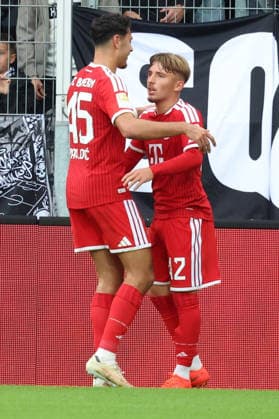 13.09.2026, xrekx, Fussball 1.Bundesliga, SV Elversberg - FC Bayern München v.l. Torjubel nach dem Tor zum celebrating the goal celebrate 0:1 durch Lennart Karl (FC Bayern Muenchen) (DFL DFB REGULATIONS PROHIBIT ANY USE OF PHOTOGRAPHS as IMAGE SEQUENCES and or QUASI-VIDEO) Elversberg