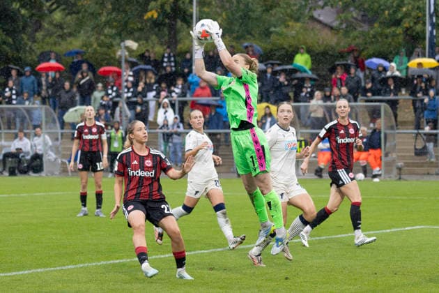 Google Pixel Women s Bundesliga: Eintracht Frankfurt vs. TSG Hoffenheim, September 13, 2026. Laura Dick (TSG Hoffenheim, No. 1) catches the ball. Eintracht Frankfurt vs. TSG Hoffenheim, Frankfurt, Stadion am Brentanobad, September 13, 2026 Copyright: xBEAUTIFULxSPORTS Gawlikx