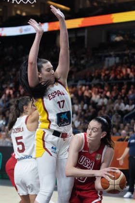 USA Vs Spain in Berlin, Germany - 12 Sep 2026 Breanna Stewart (R) of USA and Megan Gustafson (L) of Spain seen in action during the semifinal of the 2026 FIBA Women’s World Cup between USA and Spain at Uber Arena. Final score: USA 86 – 64 Spain. Berlin Germany Copyright: xNicholasxMullerx xSOPAxImagesx FIBAWWCUSASPAIN(47)