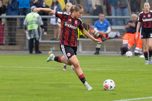 Google Pixel Women s Bundesliga: Eintracht Frankfurt vs. TSG Hoffenheim, September 13, 2026. Danique Tolhoek (No. 22, Eintracht Frankfurt) shoots the ball toward the goal to make it 3–2. Eintracht Frankfurt vs. TSG Hoffenheim, Frankfurt, Stadion am Brentanobad, September 13, 2026 Copyright: xBEAUTIFULxSPORTS Gawlikx