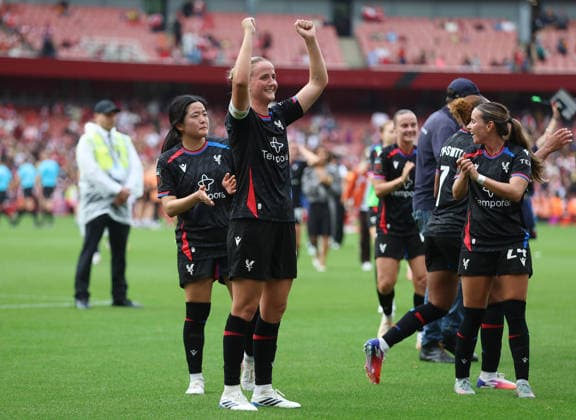 Women’s Super League - Arsenal Women v Crystal Palace Women LONDON, ENGLAND, SEPTEMBER 13: Aimee Everett of Crystal Palace punches the air in delight at the full time whistle after the 0-0 draw away from home during The Women’s Super League match between Arsenal Women v Crystal Palace Women at the Emirates Stadium, London, England, on September 13. (Photo by Daniel Weir) London Emirates Stadium England Copyright: xDanielxWeir SportsxPressxPhotox Sportspressphoto_SPR229796