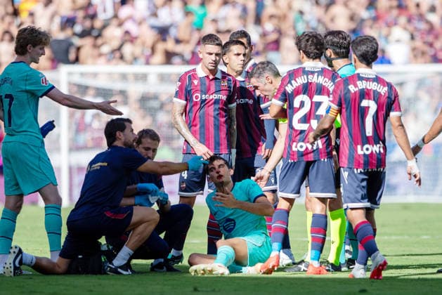 ESP LaLiga EA Sports UD Levante vs. FC Barcelona: Gerard Martin of Barcelona, bleeding from the nose, is treated by medical staff after being elbowed by Victor Garcia of Levante during the LaLiga EA Sports match, between UD Levante and FC Barcelona, played at the Ciudad de Valencia Stadium in Valencia on September 12, 2026, in Valencia, Spain. Soccer Copyright: xAgenciaxLOFx