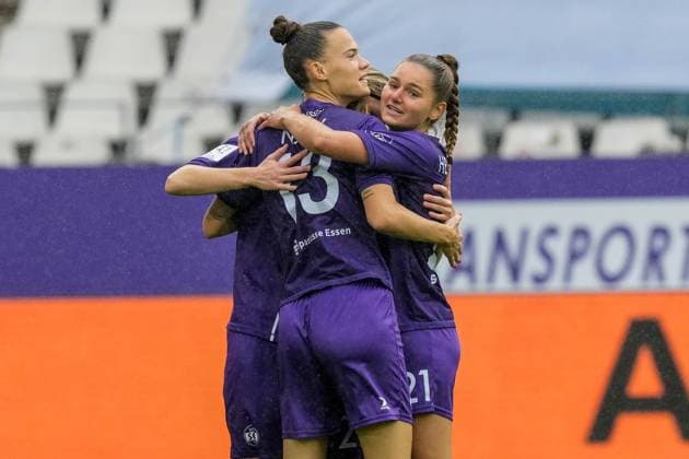 Women s Soccer in Essen ** FOR EDITORIAL PURPOSES ONLY ** EDITORIAL USE ONLY ** p Vanessza Nagy of SGS Essen celebrates with her teammates after scoring a goal against Ingolstadt. The match between SGS Essen and FC Ingolstadt 04 ended in a 1–1 draw on September 13, 2026, at the Essen Stadium on Hafenstraße 97a. Michael Gohl, FUNKE Photo Services p Sports Germany North Rhine-Westphalia Essen Copyright MichaelxGohl Copyright: MichaelxGohl doc87l3xuy2k3dwp2iuwca ,EDITORIAL USE ONLY Copyright: MichaelxGohl