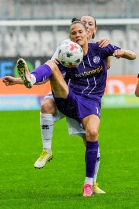 Women s Soccer in Essen ** FOR EDITORIAL PURPOSES ONLY ** EDITORIAL USE ONLY ** p Vanessza Nagy of SGS Essen in the match against Ingolstadt The match between SGS Essen and FC Ingolstadt 04 ended in a 1–1 draw on September 13, 2026, at the Essen Stadium at Hafenstraße 97a Michael Gohl FUNKE Photo Services p Sports Germany North Rhine-Westphalia Essen Copyright MichaelxGohl Copyright: MichaelxGohl doc87l3xtwaatiyhxagf2x ,EDITORIAL USE ONLY Copyright: MichaelxGohl