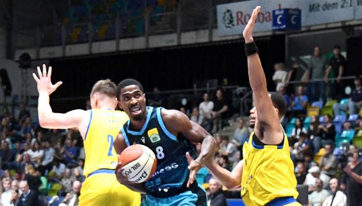 September 13, 2026, xokbx, Basketball Netto BBL Cup, Skyliners Frankfurt vs. Science City Jena: William Christmas (Fraport Skyliners Frankfurt), Tanner Stuckmann (Medipolis SC Jena), Jemarl Baker Jr. (Medipolis SC Jena), tough battle, duel, Dribbling through the middle, Frankfurt