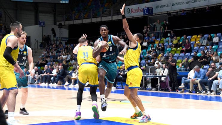 September 13, 2026, xokbx, Basketball Netto BBL Cup, Skyliners Frankfurt vs. Science City Jena: William Christmas (Fraport Skyliners Frankfurt), Tanner Stuckmann (Medipolis SC Jena), Jemarl Baker Jr. (Medipolis SC Jena), tough battle, duel, Dribbling through the middle, Frankfurt