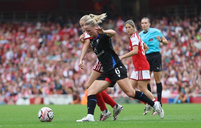 Women’s Super League - Arsenal Women v Crystal Palace Women LONDON, ENGLAND, SEPTEMBER 13: Alessia Russo of Arsenal Women is tackled by Aimee Everett of Crystal Palace during The Women’s Super League match between Arsenal Women v Crystal Palace Women at the Emirates Stadium, London, England, on September 13. (Photo by Daniel Weir) London Emirates Stadium England Copyright: xDanielxWeir SportsxPressxPhotox Sportspressphoto_SPR229819