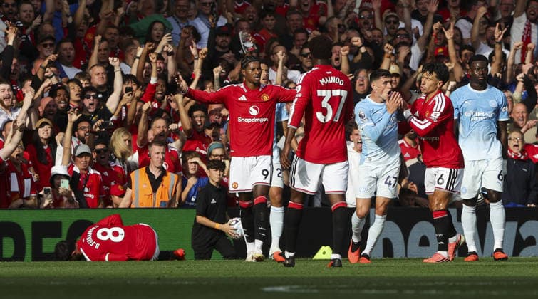 Manchester United, ManU v Manchester City, FA Premier League 13.09.26 Manchester United v Manchester City, FA Premier League Bradley Ormesher The Times Phil Foden of Manchester City shown Red Card by Referee Michael Oilver after he lashed out at Bruno Fernandez of Manchester United  Copyright: xBradleyxOrmesherx NINTCHDBPICT001108132198