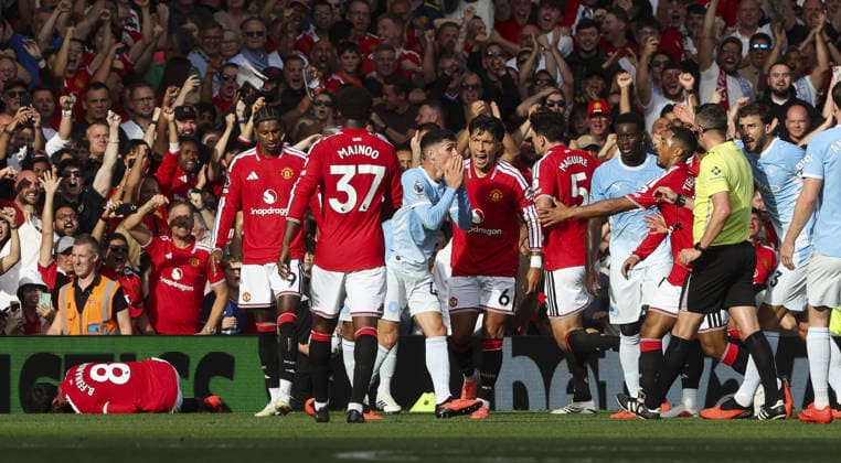 Manchester United, ManU v Manchester City, FA Premier League 13.09.26 Manchester United v Manchester City, FA Premier League Bradley Ormesher The Times Phil Foden of Manchester City shown Red Card by Referee Michael Oilver after he lashed out at Bruno Fernandez of Manchester United  Copyright: xBradleyxOrmesherx NINTCHDBPICT001108133251