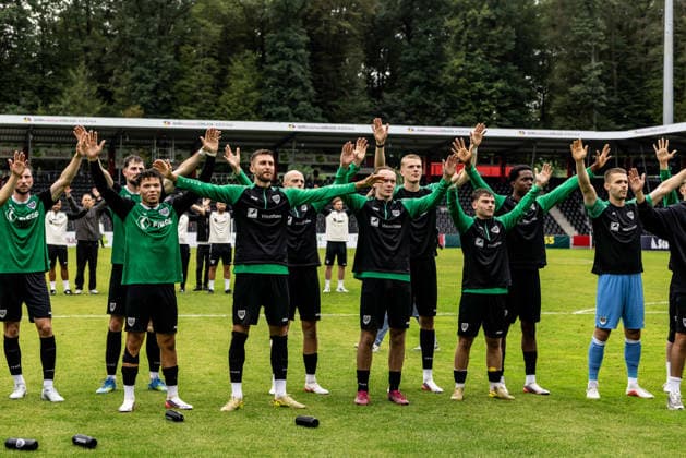 VfB Stuttgart II vs. SC Preussen Münster, Soccer, 3rd Division, Matchday 5, WIRmachenDRUCK Arena Großaspach, September 13, 2026. Celebrations and joy after the final whistle and SC Preussen Muenster’s away victory. From left: Montell Ndikom (SC Preussen Muenster, 28), Felix Higl, SC Preussen Münster, 33, Ryan Johansson, SC Preussen Münster, 20, Marvin Schulz, SC Preussen Münster, 30 VfB Stuttgart II vs. SC Preussen Münster, Soccer, 3rd Division, Matchday 5, WIRmachenDRUCK Arena Großaspach, September 26, 2013. Photo by Lucca Fundel, Großaspach, WIRmachenDRUCK Arena, Baden-Württemberg, Germany
