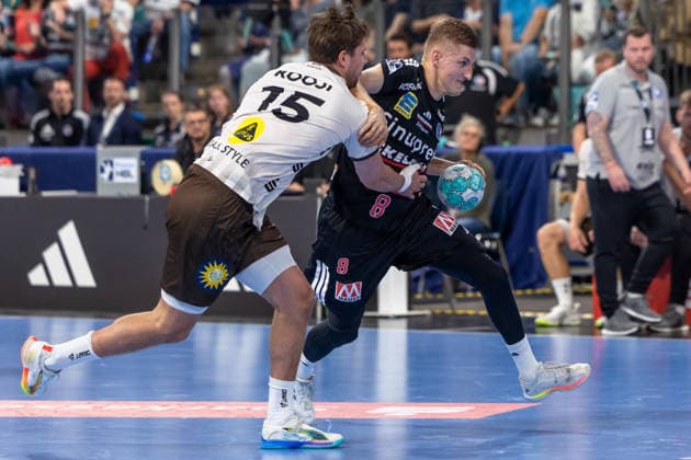 Sander Overjordet (HC Erlangen), 08 (run), Lars Kooij (Bergischer HC), 15 (HC Erlangen vs. Bergischer HC), Handball, Opel Handball Bundesliga, Matchday 5, 2026–2027 season, September 13, 2026, HC Erlangen vs. Bergischer HC, Handball, Opel Handball Bundesliga, Matchday 5, 2026–2027 season, September 13, 2026, Nuremberg Copyright: xEibner-Pressefoto ArdanxFuessmanx EP_AFN