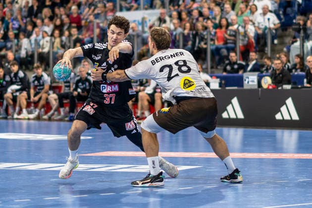 Lucca Bialowa of HC Erlangen, 37, in a one-on-one battle with Tom Bergner of Bergischer HC, 28; HC Erlangen vs. Bergischer HC, handball, Opel Handball Bundesliga, Matchday 5, 2026–2027 season, September 13, 2026: HC Erlangen vs. Bergischer HC, Handball, Opel Handball Bundesliga, Matchday 5, 2026–2027 season, September 13, 2026: Nuremberg Copyright: xEibner-Pressefoto ArdanxFuessmanx EP_AFN