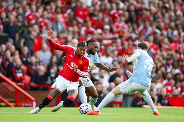 Manchester United, ManU v Manchester City, Premier League Manchester United forward Marcus Rashford (9)battles with Manchester City forward Antoine Semenyo (42) during the Manchester United v Manchester City Premier League match at Old Trafford, Manchester, England on 13 September 2026 Credit: Phil Duncan Every Second Media Editorial use only. All images are copyright Every Second Media Limited. No images may be reproduced without prior permission. All rights reserved. Premier League and Football League images are subject to licensing agreements with Football DataCo Limited. see https: www.football-dataco.com Copyright: xIMAGO EveryxSecondxMediax ESM-2161-0004 PhilxDuncanx xEveryxSecondxMediax