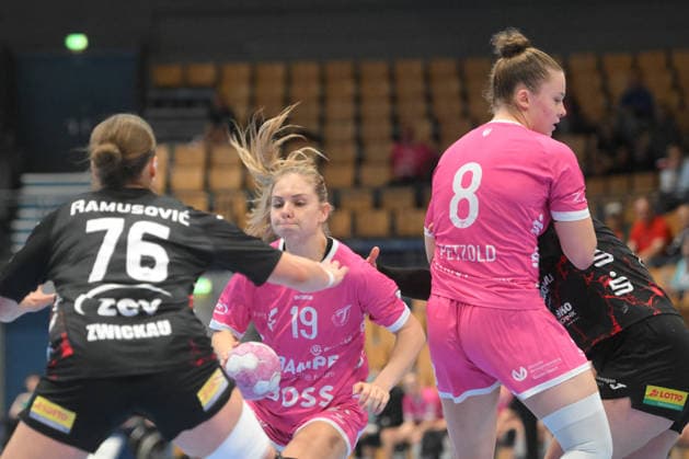 Johanna Farkas with the ball, Nina Ramusovic (BSV Sachsen Zwickau, left) and Ida Petzold (TusSies Metzingen, 2nd from right), GER, BSV Sachsen Zwickau vs. TusSies Metzingen, Handball, Bundesliga, Women, Alsco HBF, Matchday 3, 2026–2027 Season, September 13, 2026, GER, BSV Sachsen Zwickau vs. TusSies Metzingen, Handball, Bundesliga, Women, Alsco HBF, Matchday 3, 2026–2027 season, September 13, 2026, Zwickau Copyright: xEibner-Pressefotox EP_BHR