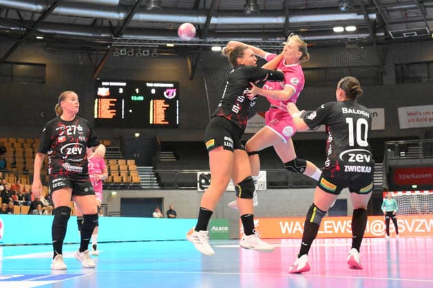 Johanna Farkas (TusSies Metzingen, center), Lili Balogh (BSV Sachsen Zwickau, right), Rita Campos (BSV Sachsen Zwickau, second from left), and Liv Navne (BSV Sachsen Zwickau, left) GER, BSV Sachsen Zwickau vs. TusSies Metzingen, Handball, Bundesliga, Women, Alsco HBF, Matchday 3, 2026–2027 season, September 13, 2026 GER, BSV Sachsen Zwickau vs. TusSies Metzingen, Handball, Bundesliga, Women, Alsco HBF, Matchday 3, 2026–2027 season, September 13, 2026, Zwickau Copyright: xEibner-Pressefotox EP_BHR