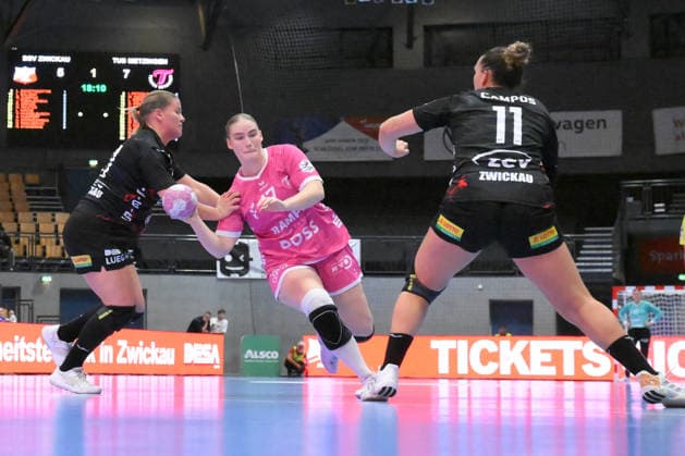 Charlotte Kaehr of TusSies Metzingen with the ball, Liv Navne (BSV Sachsen Zwickau, left) and Rita Campos (BSV Sachsen Zwickau, right), GER, BSV Sachsen Zwickau vs. TusSies Metzingen, Handball, Bundesliga, Women, Alsco HBF, Matchday 3, 2026–2027 Season, September 13, 2026, Germany, BSV Sachsen Zwickau vs. TusSies Metzingen, Handball, Bundesliga, Women, Alsco HBF, Matchday 3, 2026–2027 Season, September 13, 2026, Zwickau Copyright: xEibner-Pressefotox EP_BHR