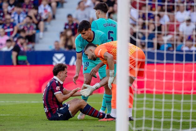 ESP LaLiga EA Sports UD Levante vs. FC Barcelona Jon Ander Olasagasti of Levante and Joan Garcia of FC Barcelona during the LaLiga EA Sports match between UD Levante and FC Barcelona, played at the Ciudad de Valencia Stadium in Valencia on September 12, 2026, in Valencia, Spain. Soccer Copyright: xAgenciaxLOFx