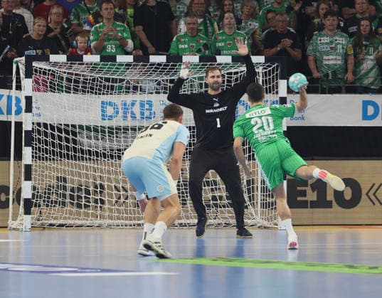 GER HBL 2026–2027 Season: Füchse Berlin vs. VfL Gummersbach, September 13, 2026, MAX SCHMELING HALLE, Berlin; Tim FREIHÖFER of Füchse Berlin (No. 20) takes a seven-meter throw against Ignacio BIOSCA of VfL Gummersbach (No. 1); penalty throw