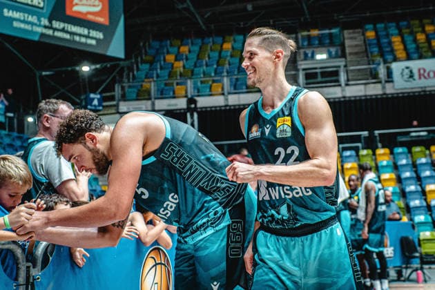 September 13, 2026, xhfmx, Basketball Netto BBL Cup, Skyliners Frankfurt vs. Science City Jena – Race Thompson (Skyliners Frankfurt), 5; Thomas Klepeisz (Skyliners Frankfurt), 22, high-fiving the fans from Frankfurt