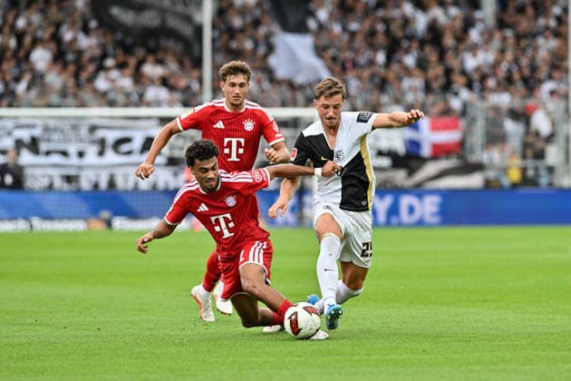 1 German Bundesliga: SV Elversberg vs. FC Bayern Munich, September 13, 2026, ELVERSBERG, GERMANY, September 13: Nathaniel BROWN (FC Bayern Munich, No. 11) and Lukas PETKOV (SV Elversberg, No. 25) face off during the Bundesliga match between SV Elversberg and FC Bayern Munich on Matchday 3 at the Ursapharm Arena on Kaiserlinde Street. DFL REGULATIONS PROPROHIBIT ANY USE OF PHOTOGRAPHS AS IMAGE SEQUENCES AND OR QUASI-VIDEO Copyright: xBEAUTIFULxSPORTS Goldbergx
