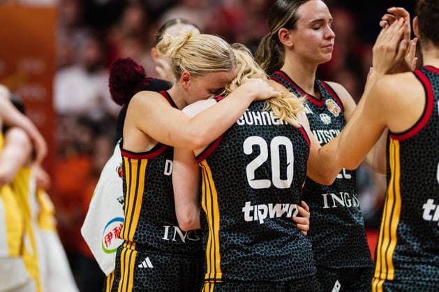 FIBA Women’s Basketball World Cup 2026: Spain vs. Germany, September 13, 2026. Emma Eichmeyer (Germany, 9) and Frieda Bühner (Germany, 20) embrace each other in disappointment, tears streaming down their faces. Basketball, FIBA Women’s Basketball World Cup 2026, Final Round, 3rd-Place Game: Spain vs. Germany on September 13, 2026, at the Uber Arena, Berlin Copyright: xBEAUTIFULxSPORTS Tonhäuserx