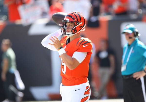 CINCINNATI, OH - SEPTEMBER 13: Cincinnati Bengals quarterback Joe Burrow 9 warms up before a game between the Tampa Bay Buccaneers and the Cincinnati Bengals on September 13, 2026, at Paycor Stadium in Cincinnati, OH. (Photo by Jeff Moreland Icon Sportswire) NFL, American Football Herren, USA SEP 13 Buccaneers at Bengals EDITORIAL USE ONLY Icon168260913002