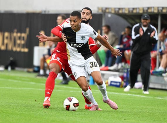 German Bundesliga Season 2026-27, September 13, 2025, Ursapharm Arena, SV Elversberg (ELV), FC Bayern Munich (FCB), Jan GYAMERAH (SV Elversberg), with Ismael SAIBARI (FCB) in the foreground, German Bundesliga, SV Elversberg