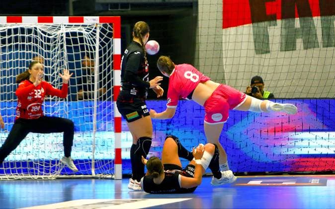 Ida Petzold of Metzingen challenges goalkeeper Alexandra Humbert of Zwickau, Women s Handball 1st Bundesliga 2026–27: BSV Sachsen Zwickau vs. TuS Metzingen, 25–29, on September 13, 2026, at the Sparkassen Arena in Zwickau (BSV Sachsen Zwickau vs. TuS Metzingen)