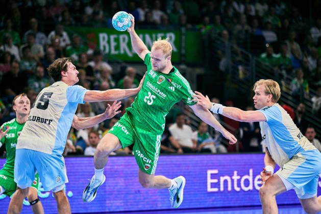 Matthes Langhoff, Fuechse Berlin, 25; Miro Schluroff, VfL Gummersbach, 15; Ellidi Vidarsson, VfL Gummersbach, 04, GER, Füchse Berlin vs. VfL Gummersbach, 1st Bundesliga, Opel HBL, 2026–27 season, Matchday 4, September 13, 2026, GER, Fuechse Berlin vs. VfL Gummersbach, 1. Bundesliga, Opel HBL, 2026–27 season, Matchday 4, September 13, 2026, Berlin Copyright: xClaudiusxRauch,xEibner-Pressefotox xClaudiusxRauchx EP_CRH