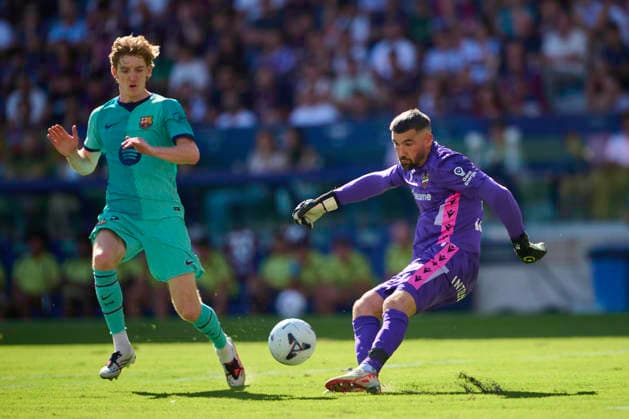 Levante UD v FC Barcelona, Barca - LaLiga EA Sports 2026 27 VALENCIA, SPAIN - SEPTEMBER 13: Mathew Ryan Goalkeeper of Levante UD competes for the ball with Anthony Gordon of FC Barcelona during the LaLiga EA Sports 2026 27 match between Levante UD and FC Barcelona at Estadi Ciutat de Valencia on September 13, 2026, in Valencia, Spain. (Photo by Francisco Macia Photo Players Images Magara Press) Valencia Estadi Ciutat de Valencia Spain Copyright: xFranciscoxMaciax