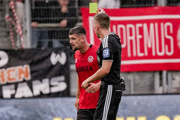 Germany Soccer Season 2026–2027, 3rd Division, Matchday 5, SV Wehen Wiesbaden vs. SV Waldhof Mannheim, Brita Arena, Wiesbaden. Jordy Gillekens of SV Wehen Wiesbaden, 27, receives a yellow card. Wiesbaden, Brita Arena, Germany Copyright: xBennetxLongx