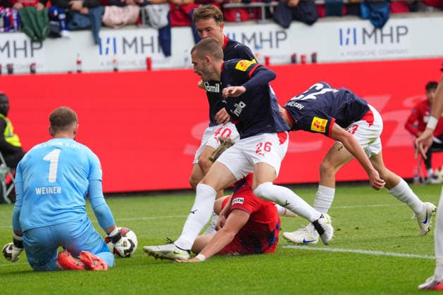 2nd Division, Matchday 5, 2026–27 Season, FC Heidenheim vs. Holstein Kiel: Alessandro Vogt of FC Heidenheim crawls toward the goal and tries his luck; Timo Weiner of Holstein Kiel remains the winner. FC Heidenheim vs. Holstein Kiel, 2. Bundesliga, Matchday 5, 2026–27 season, FC Heidenheim vs. Holstein Kiel, Germany, Heidenheim, Voith Arena, September 13, 2026 SP_GHR