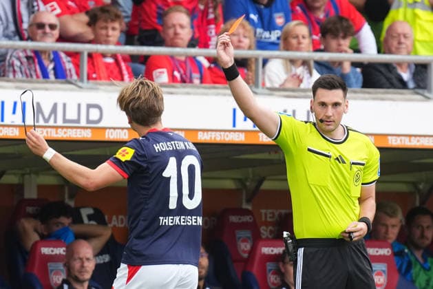 2. Bundesliga, Matchday 5, 2026–27 Season, FC Heidenheim vs. Holstein Kiel: Referee Justin Hasmann shows Jonas Therkelsen (Holstein Kiel) a yellow-red card. FC Heidenheim vs. Holstein Kiel, 2. Bundesliga, Matchday 5, 2026–27 Season, FC Heidenheim vs. Holstein Kiel, Germany, Heidenheim, Voith Arena, September 13, 2026 SP_GHR