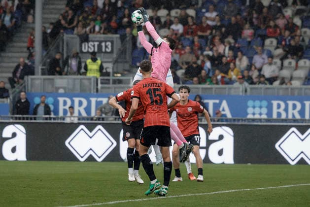 September 13, 2026, xhettx, Soccer 3rd Division, SV Wehen Wiesbaden vs. SV Waldhof Mannheim; l Florian Stritzel, SV Wehen Wiesbaden, 16, catches the ball in midair