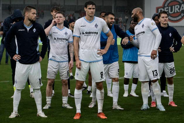 September 13, 2026, xhettx, Soccer 3rd Division, SV Wehen Wiesbaden vs. SV Waldhof Mannheim v l The team celebrates with the fans who traveled with them