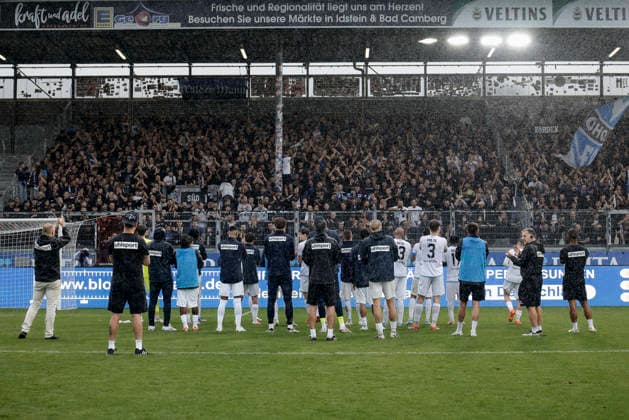 September 13, 2026, xhettx, Soccer 3rd Division, SV Wehen Wiesbaden vs. SV Waldhof Mannheim v l The team celebrates with the fans who traveled with them