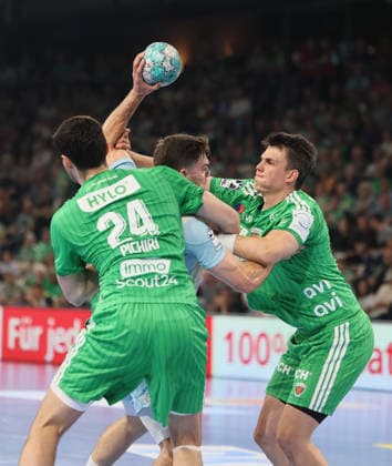 GER HBL 2026–2027 Season: Füchse Berlin vs. VfL Gummersbach, September 13, 2026, MAX SCHMELING HALLE, Berlin; Auro Pichiri (Füchse Berlin, 24) and Fredrik Simak (Füchse Berlin, 9) stop Kay Smits (Füchse Berlin, 31); defensive play by the Füchse Berlin team