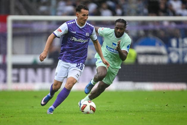 2. Bundesliga, Matchday 26, VfL Osnabrück vs. Hertha BSC Berlin on September 13, 2026, at Bremer Brücke in Osnabrück; Konrad Faber (Osnabrück) in a tackle against Zeefuik Deyovaisio (Berlin) MT