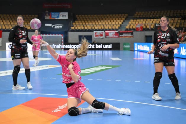 Johanna Farkas of TusSies Metzingen taking a shot, Liv Navne of BSV Sachsen Zwickau (right) and Victoria Hasselbusch of BSV Sachsen Zwickau (left), GER, BSV Sachsen Zwickau vs. TusSies Metzingen, Handball, Bundesliga, Women, Alsco HBF, Matchday 3, 2026–2027 season, September 13, 2026, GER, BSV Sachsen Zwickau vs. TusSies Metzingen, Handball, Bundesliga, Women, Alsco HBF, Matchday 3, 2026–2027 season, September 13, 2026, Zwickau Copyright: xEibner-Pressefotox EP_BHR