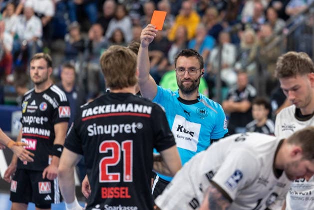 Referee Steven Heine shows HC Erlangen captain Christopher Bissel a 21-minute penalty after a rough foul during the HC Erlangen vs. Bergischer HC match, handball, Opel Handball Bundesliga, Matchday 5, 2026–2027 season, September 13, 2026: HC Erlangen vs. Bergischer HC, Handball, Opel Handball Bundesliga, Matchday 5, 2026–2027 season, September 13, 2026: Nuremberg Copyright: xEibner-Pressefoto ArdanxFuessmanx EP_AFN