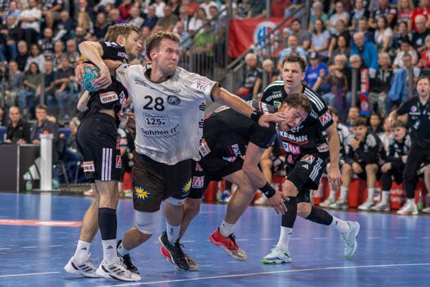 Foul by Christopher Bissel (HC Erlangen, 21) on Tom Bergner (Bergischer HC, 28), for which the Erlangen player received a red card. HC Erlangen vs. Bergischer HC, Handball, Opel Handball Bundesliga, Matchday 5, 2026–2027 season, September 13, 2026, HC Erlangen vs. Bergischer HC, Handball, Opel Handball Bundesliga, Matchday 5, 2026–2027 season, September 13, 2026, Nuremberg Copyright: xEibner-Pressefoto ArdanxFuessmanx EP_AFN