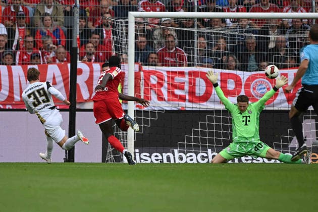 Cole CAMPBELL of Elversberg scores a goal against goalkeeper Jonas URBIG M, which is disallowed for offside, Soccer 1 Bundesliga, Matchday 3, matchday3, Spieltag3, SV 07 Elversberg vs. FC Bayern Munich on September 13, 2026, at the Ursapharm Arena an der Kaiserlinde, Waldstadion in Elversberg, Germany. DFL regulations prohibit any use of photographs as image sequences and or quasi-video.