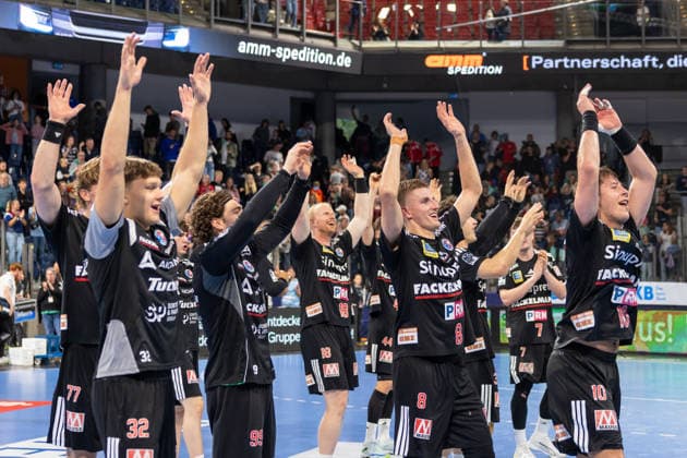 Team high-five with the fans after the victory: Maxsim Lochman (HC Erlangen), 32, Sander Overjordet (HC Erlangen), 08, Florian Scheerer, HC Erlangen, 10, HC Erlangen vs. Bergischer HC, Handball, Opel Handball Bundesliga, Matchday 5, 2026–2027 season, September 13, 2026, HC Erlangen vs. Bergischer HC, Handball, Opel Handball Bundesliga, Matchday 5, 2026–2027 season, September 13, 2026, Nuremberg Copyright: xEibner-Pressefoto ArdanxFuessmanx EP_AFN