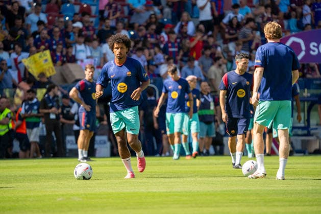 LEVANTE UD vs FC Barcelona, Barca - VALENCIA - ESTADI CIUTAT DE VALENCIA - SEPTEMBER 13, 2026 - SPAIN 14 Karim Adeyemi of FC Barcelona warms up prior to the LaLiga match between Levante UD and FC Barcelona at Estadi Ciutat de Valencia on September 13, 2026 in Valencia, Spain., Credit: 2026 Ãvan Sanchez Jimenez Ivan Sanchez Avalon  Copyright: x x2026xÃvanxSanchezxJimenezx xIvanxSanchezx xAvalonx 1134220283