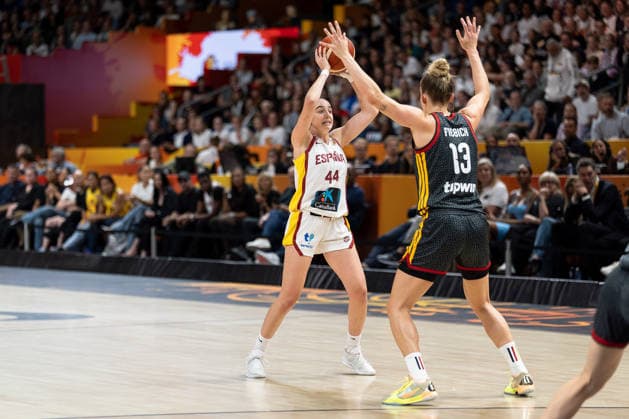 Iyana Martin (Spain), 44, with the ball; Leonie Fiebich (Germany), 13, GER; Spain vs. Germany, Basketball, 2026 FIBA Women’s World Cup, 3rd-place game, September 13, 2026, GER; Spain vs. Germany, Basketball, 2026 FIBA Women’s World Cup, Third-Place Game, September 13, 2026, Berlin Copyright: xEibner-Pressefoto MaxxVincenx EP_MVN