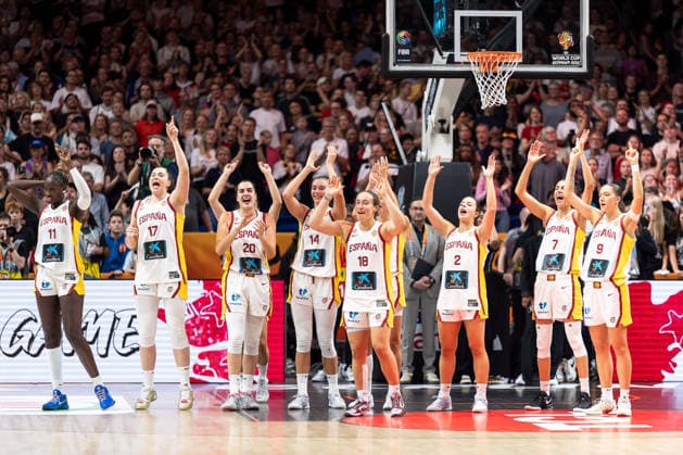 Spanish team celebrates after victory at the end of the game: Awa Fam (Spain, 11), Megan Gustafson (Spain, 17), Paula Ginzo (Spain), 20, Raquel Carrera (Spain), 14, Alicia Florez (Spain), 18, Elena Buenavida (Spain), 02, Alba Torrens (Spain), 07, Helena Pueyo (Spain), 09, GER, Spain vs. Germany, Basketball, 2026 FIBA Women’s World Cup, 3rd-place game, September 13, 2026 GER, Spain vs. Germany, basketball, 2026 FIBA Women’s World Cup, 3rd-place game, September 13, 2026 Berlin Copyright: xEibner-Pressefoto MaxxVincenx EP_MVN